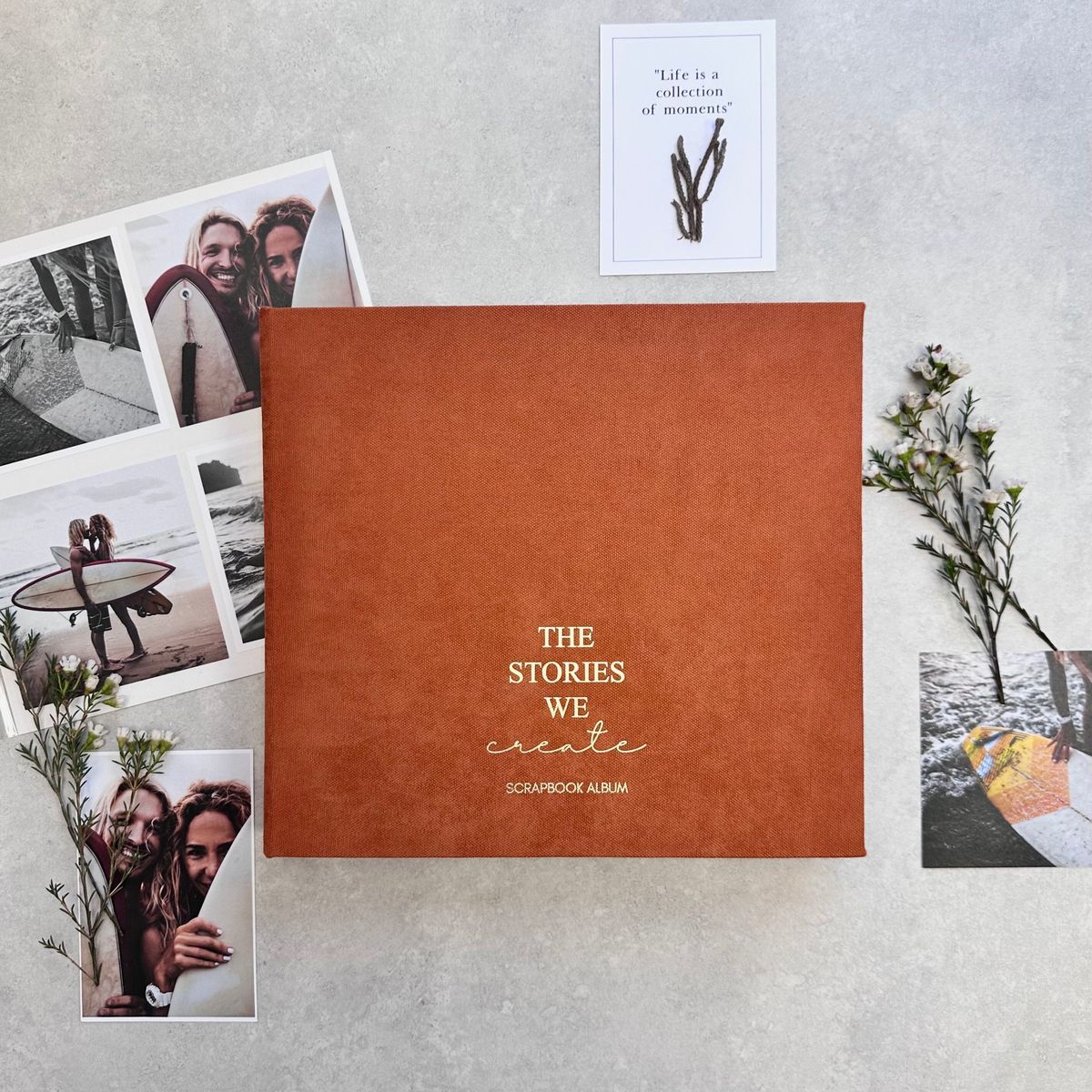 Handgemaakt fotoalbum met decoratieve elementen