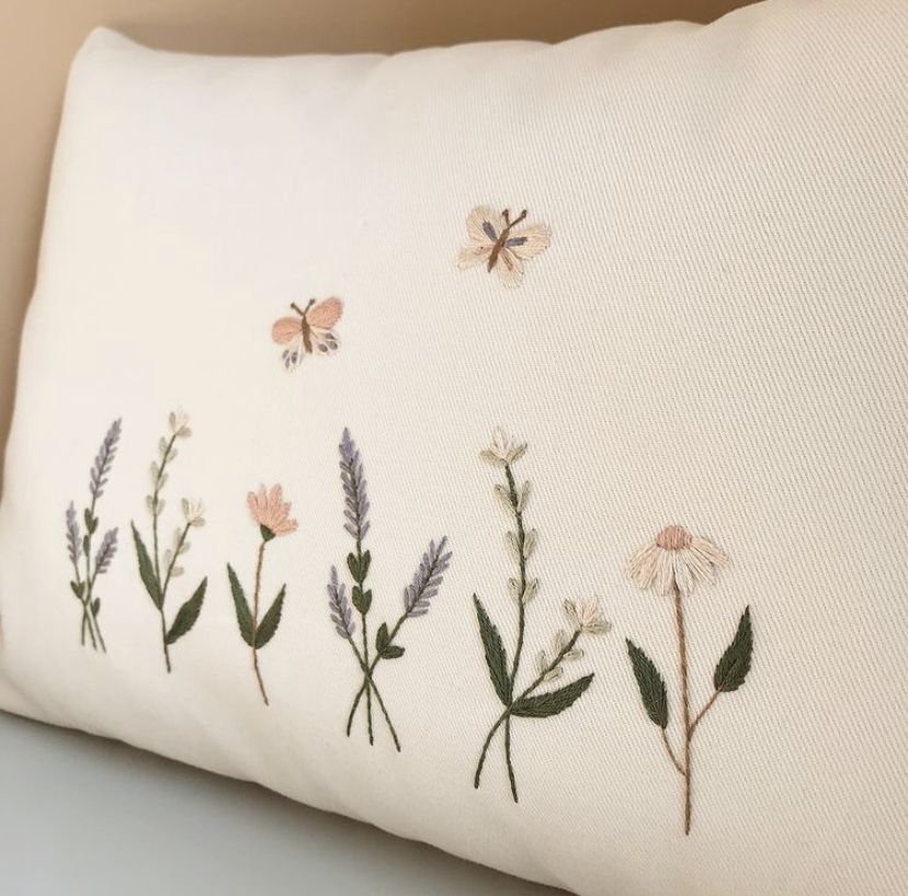 Handgeborduurde kussen met bloemmotief